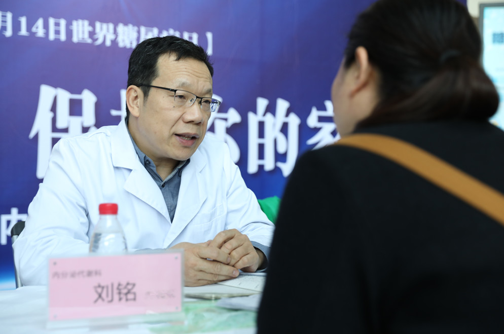 内分泌代谢科主任刘铭教授耐心解答患者问题