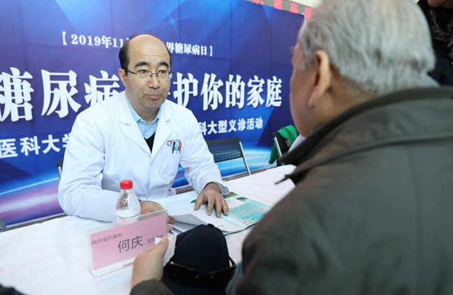 内分泌代谢科副主任何庆主任医师询问患者病情